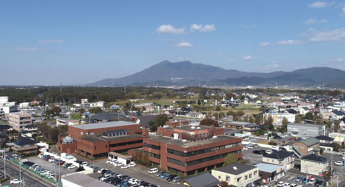 つくば市商工会の建物と筑波山の写真